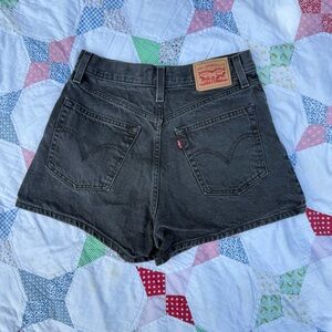 Levi’s black denim high waisted mom shorts size 28